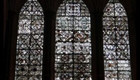 Grisaille Glory: Μονόχρωμη τέχνη σε γοτθικό βιτρό