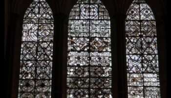 Grisaille Glory: Μονόχρωμη τέχνη σε γοτθικό βιτρό